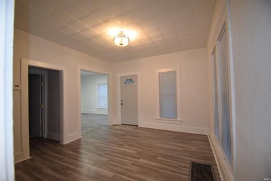 Recently remolded 3 bedroom, 1 bath home just 1 block from - photo 5