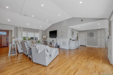 Welcome to Paradise Point living at its finest! This impressive - photo 16