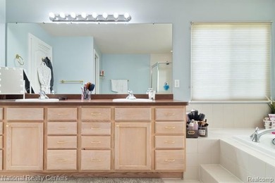 Welcome to this expansive 3-car garage, 4-bedroom, 3.5-bath - photo 32