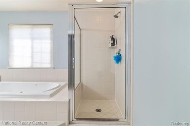 Welcome to this expansive 3-car garage, 4-bedroom, 3.5-bath - photo 33