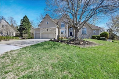Gorgeous Custom Built Masterpiece on Extensively Landscaped - photo 3
