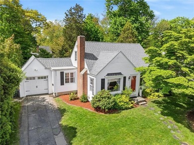 Charming 2-bedroom, 1-bath Cape located in a highly desirable - photo 2