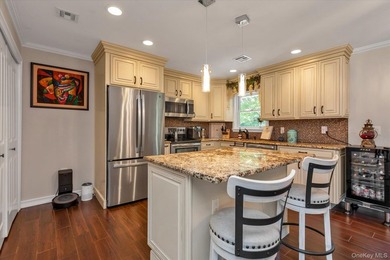 Massapequa Shores Gem! Turn-key 3-bedroom ranch featuring an - photo 8