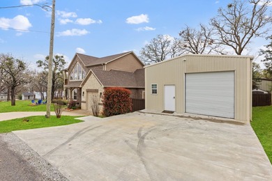 Custom builder's personal home just a 2-minute walk to the Lake - photo 3