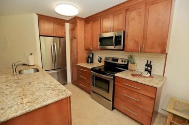 This beautifully updated 1 bedroom, 2 bathroom condo is ground - photo 5