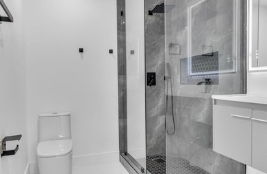 Priced to sell! Step into modern living with this freshly - photo 14