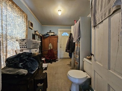 Versatile duplex offering two 1-bedroom units with separate - photo 15