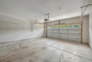 Welcome to this well-maintained single-story villa tucked away - photo 31