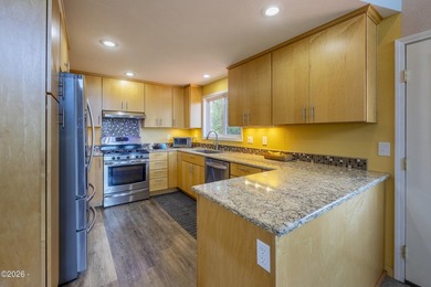 Beautiful 3 bed, 2 bath home with an open floor plan and - photo 11