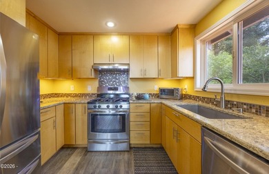 Beautiful 3 bed, 2 bath home with an open floor plan and - photo 12