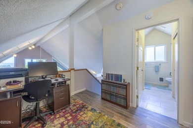 Beautiful 3 bed, 2 bath home with an open floor plan and - photo 14