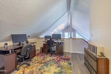 Beautiful 3 bed, 2 bath home with an open floor plan and - photo 18