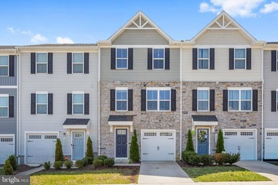 Quick Closing, like new, move-in ready, 3 level residence, in - photo 1