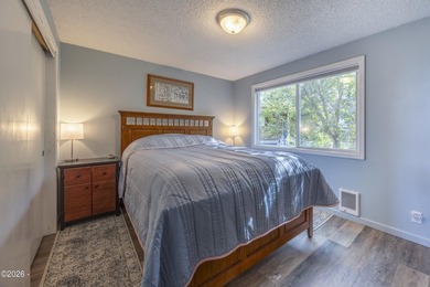 Beautiful 3 bed, 2 bath home with an open floor plan and - photo 22