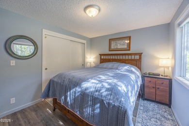 Beautiful 3 bed, 2 bath home with an open floor plan and - photo 23