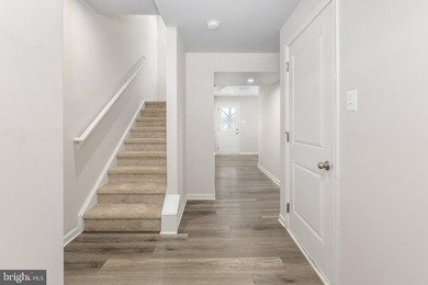 Quick Closing, like new, move-in ready, 3 level residence, in - photo 3