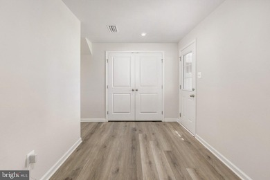 Quick Closing, like new, move-in ready, 3 level residence, in - photo 4