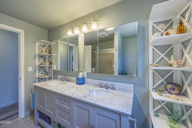 Beautiful 3 bed, 2 bath home with an open floor plan and - photo 25