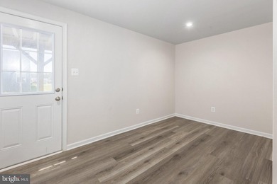 Quick Closing, like new, move-in ready, 3 level residence, in - photo 5