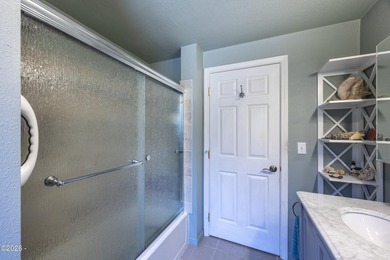 Beautiful 3 bed, 2 bath home with an open floor plan and - photo 26