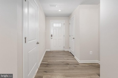Quick Closing, like new, move-in ready, 3 level residence, in - photo 6