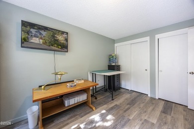 Beautiful 3 bed, 2 bath home with an open floor plan and - photo 28