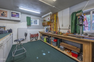 Beautiful 3 bed, 2 bath home with an open floor plan and - photo 30