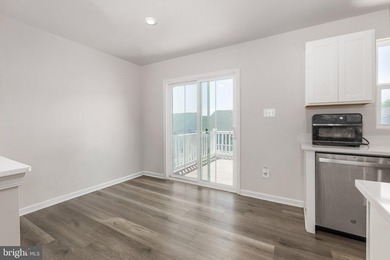 Quick Closing, like new, move-in ready, 3 level residence, in - photo 10