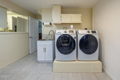 Beautiful 3 bed, 2 bath home with an open floor plan and - photo 32