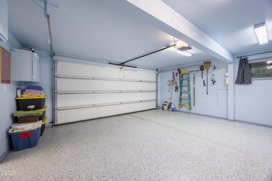 Beautiful 3 bed, 2 bath home with an open floor plan and - photo 33