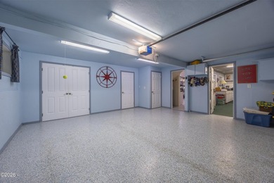 Beautiful 3 bed, 2 bath home with an open floor plan and - photo 34
