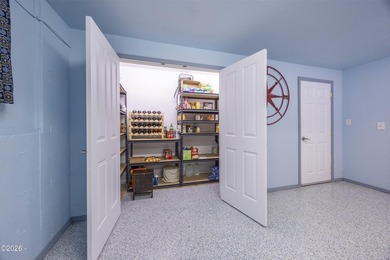 Beautiful 3 bed, 2 bath home with an open floor plan and - photo 35