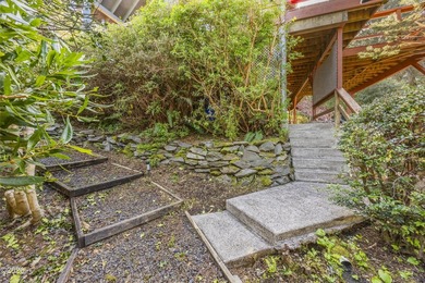 Beautiful 3 bed, 2 bath home with an open floor plan and - photo 48