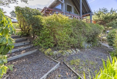 Beautiful 3 bed, 2 bath home with an open floor plan and - photo 50