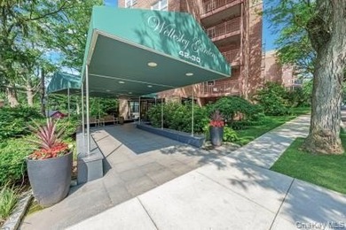 Your opportunity at Wellesley Gardens - Douglaston's most sort - photo 1
