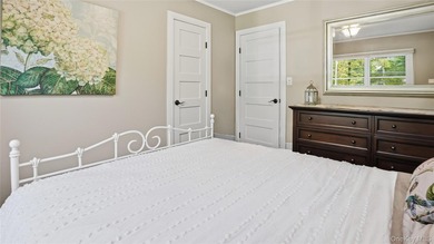 Welcome to a truly exceptional Huntington retreat where timeless - photo 15