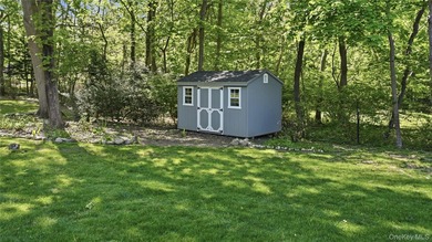Welcome to a truly exceptional Huntington retreat where timeless - photo 27