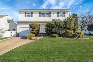 Welcome to this stunning Colonial nestled in the heart of - photo 1