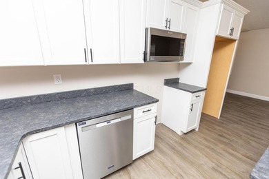 Welcome to 828 Terrace View Drive in Apple Valley. This - photo 10