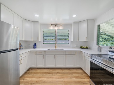 Tucked into the lush, tropical setting of Manoa Valley, this - photo 4