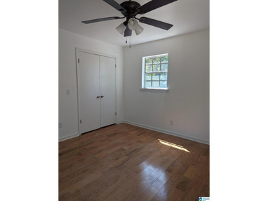 Gorgeous Sun filled house, with 2 living rooms, 3 bedrooms and 2 - photo 15
