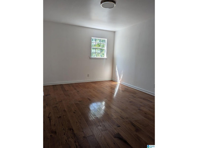 Gorgeous Sun filled house, with 2 living rooms, 3 bedrooms and 2 - photo 16
