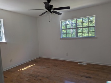 Gorgeous Sun filled house, with 2 living rooms, 3 bedrooms and 2 - photo 17