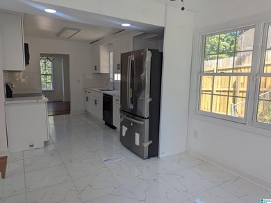 Gorgeous Sun filled house, with 2 living rooms, 3 bedrooms and 2 - photo 25