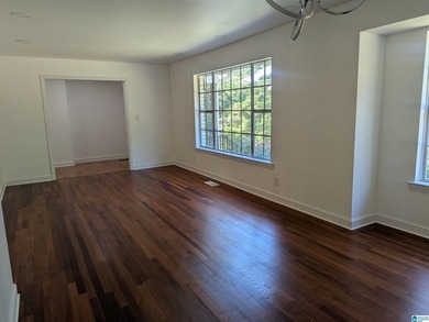 Gorgeous Sun filled house, with 2 living rooms, 3 bedrooms and 2 - photo 28