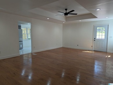 Gorgeous Sun filled house, with 2 living rooms, 3 bedrooms and 2 - photo 31