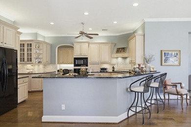 Located in the highly sought-after guarded and gated golf course - photo 12