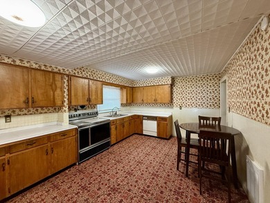 Cute and cozy 2 bedroom, 1 bath home with charming retro - photo 3