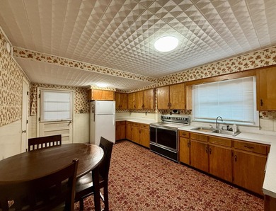 Cute and cozy 2 bedroom, 1 bath home with charming retro - photo 4