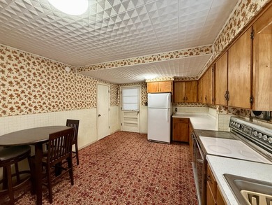 Cute and cozy 2 bedroom, 1 bath home with charming retro - photo 5